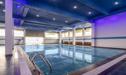 Swim-up bar