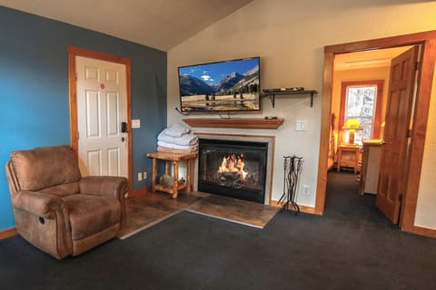 Chalet, 3 Bedrooms | Living area