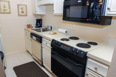 Studio | Private kitchen | Fridge, oven, coffee/tea maker, toaster