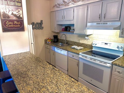 Condo, 1 Bedroom | Private kitchen | Fridge, oven, coffee/tea maker, toaster