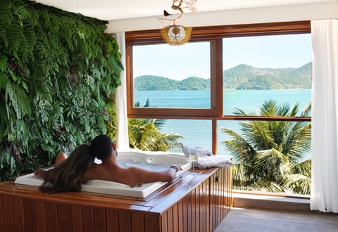 Deluxe Suite, 1 King Bed, Sea Facing | Jetted tub