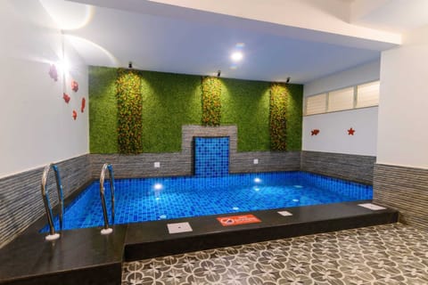 2 indoor pools