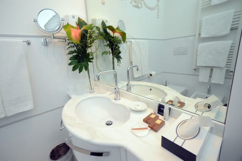 Deluxe Double Room | Bathroom | Free toiletries, hair dryer, bidet, towels