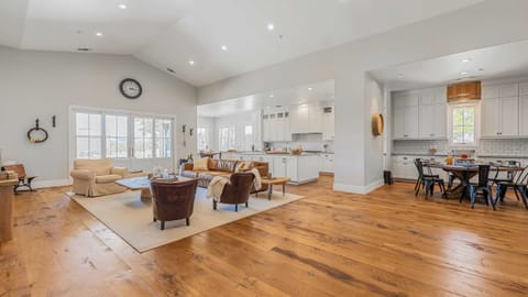 House (5 Bedrooms) | Interior