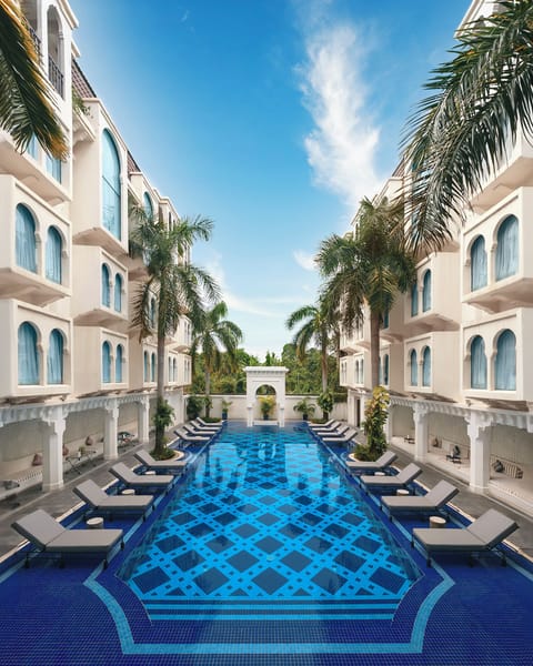 2 outdoor pools, sun loungers