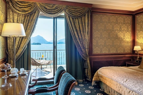 Senior Suite, lake view | Minibar, in-room safe, individually furnished, desk