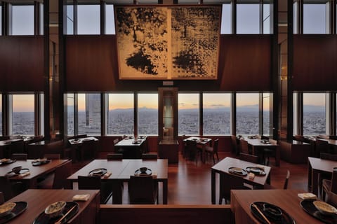 3 restaurants; breakfast, lunch, dinner, and brunch served