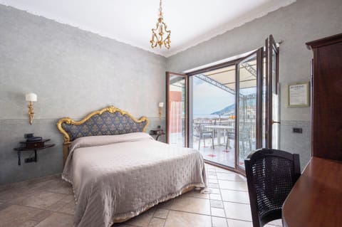 Egyptian cotton sheets, premium bedding, in-room safe, desk