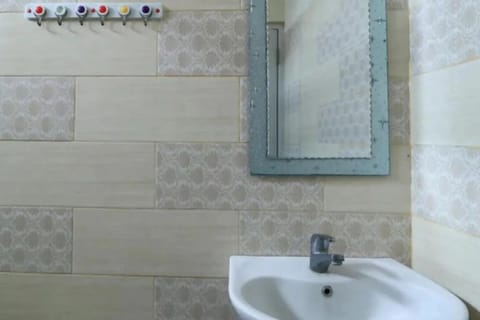 Deluxe Room | Bathroom | Shower, rainfall showerhead, towels