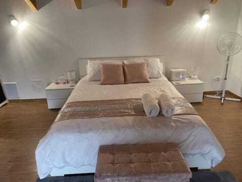 House | 2 bedrooms, iron/ironing board, WiFi (free), bed sheets