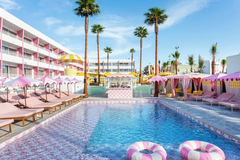 2 outdoor pools