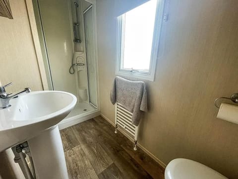 Cabin | Bathroom | Shower, free toiletries, towels