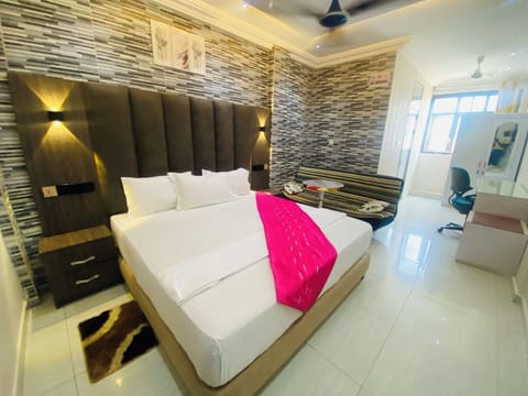 Executive Suite, 1 King Bed | WiFi (free), bed sheets