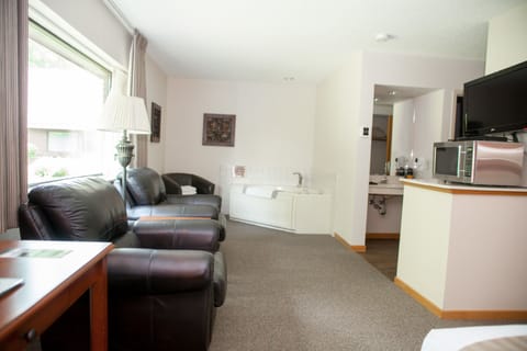 Deluxe Room | Living area | Flat-screen TV, DVD player