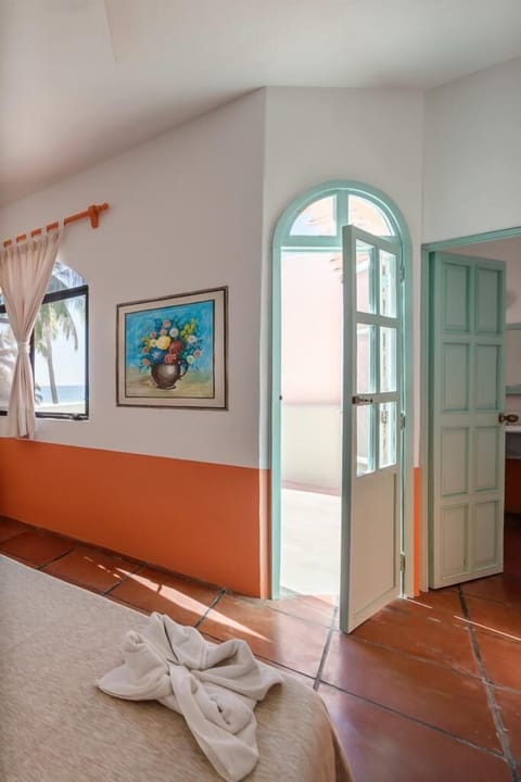 Standard Room, 1 King Bed, Patio | In-room safe, free WiFi, bed sheets