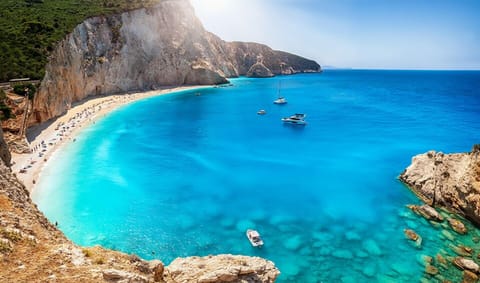 Beach nearby, free beach shuttle, 10 beach bars