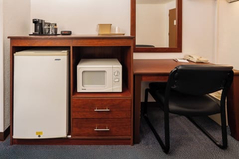 Basic Room, 1 Queen Bed, Non Smoking | Living area | TV