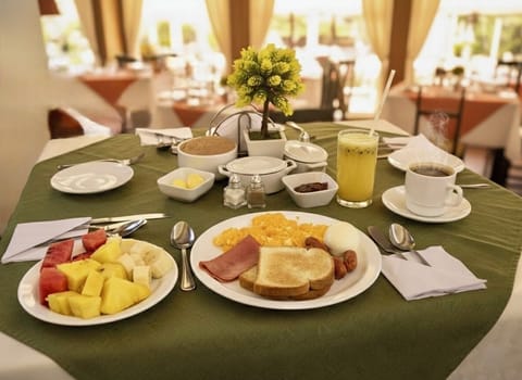 Free daily continental breakfast