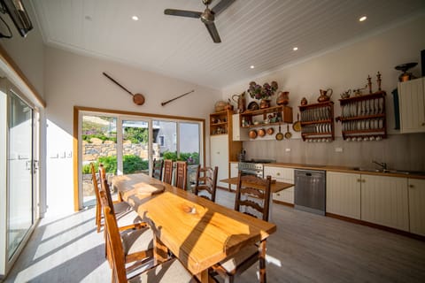 Full-size fridge, microwave, oven, stovetop