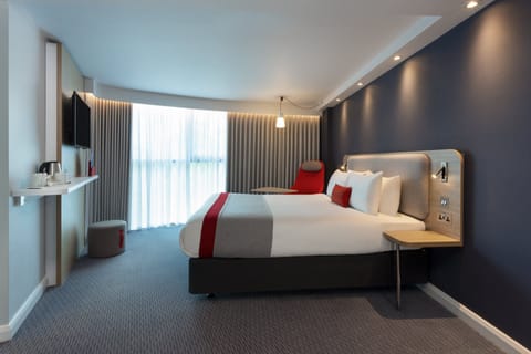 Hypo-allergenic bedding available, in-room safe, desk, soundproofing