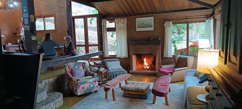 Deluxe Cottage, 4 Bedrooms, Garden View, Mountainside | Living room