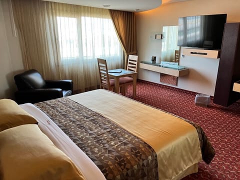 Standard Room, 1 King Bed | 1 bedroom, in-room safe, desk, iron/ironing board