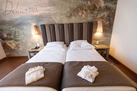 Executive Apartment | Minibar, in-room safe, individually decorated, desk