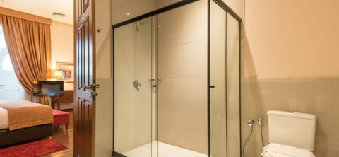 Collection Superior Premium | Bathroom | Shower, free toiletries, hair dryer, towels