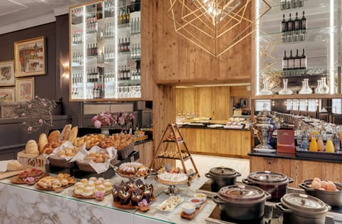 Daily buffet breakfast (CHF 35 per person)