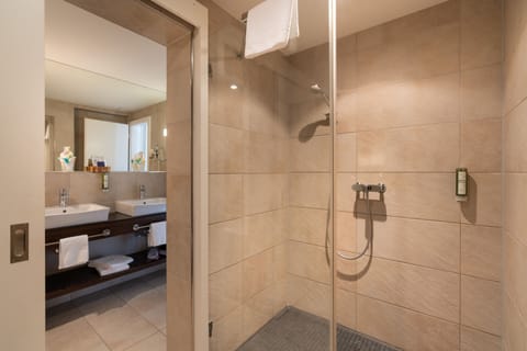 Junior Suite | Bathroom shower