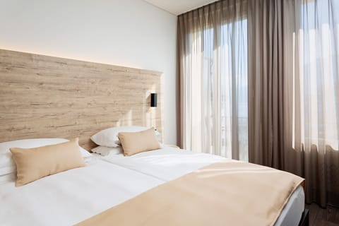 Room, Lake View | In-room safe, desk, iron/ironing board, free WiFi