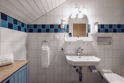 Superior Twin Room, Balcony | Bathroom | Hair dryer, towels