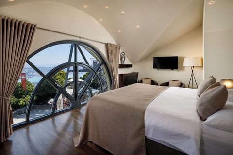 Skyline Suite with City View | Premium bedding, down comforters, minibar, in-room safe