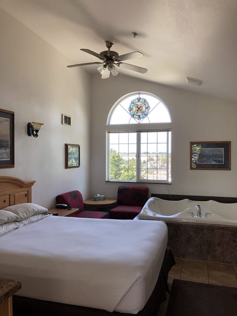 Room #12 - Queen Studio with Spa Bath (2nd Floor) | Individually decorated, individually furnished, blackout drapes