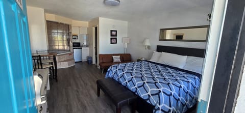 Deluxe Single Room | Iron/ironing board, free WiFi, bed sheets