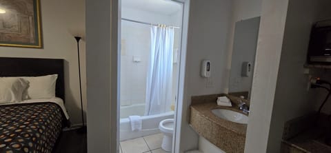 Combined shower/tub, free toiletries, hair dryer, towels