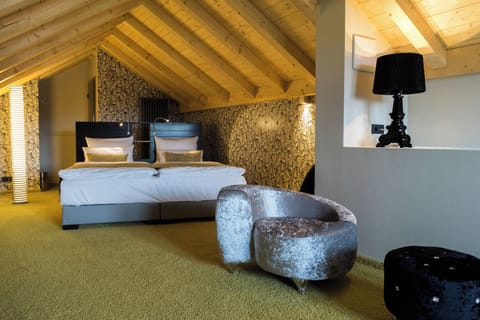 Suite | Hypo-allergenic bedding, in-room safe, desk, blackout drapes