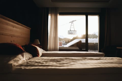 Deluxe Double Room, 1 King Bed | Premium bedding, pillowtop beds, minibar, in-room safe