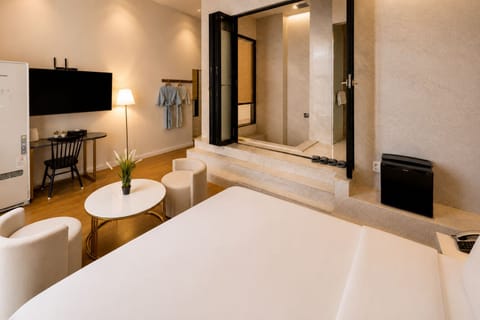 Suite | Soundproofing, free WiFi