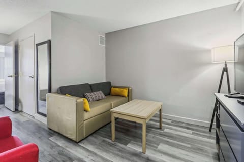 Down comforters, in-room safe, desk, blackout drapes