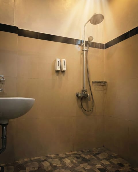 Standard Double Room | Bathroom | Shower, rainfall showerhead, towels