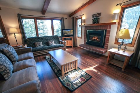 Cabin, 2 Bedrooms | Living area