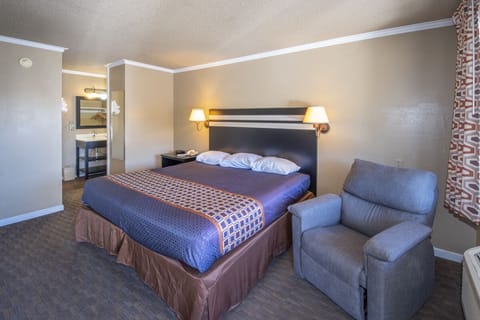 King Whirlpool | Desk, blackout drapes, iron/ironing board, free WiFi