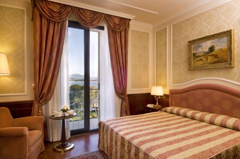 CLASSIC double room, with lake view or partial lake / pool view | Minibar, in-room safe, desk, laptop workspace