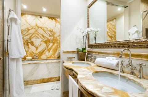 Suite Maxi, lake view | Bathroom | Free toiletries, hair dryer, bidet, towels