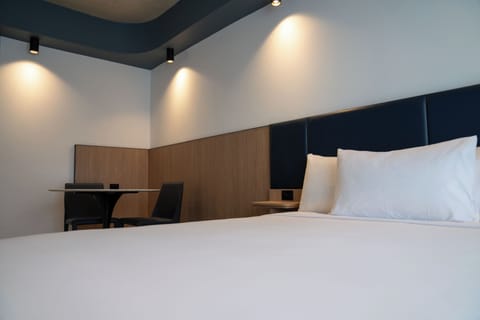 Deluxe Studio Suite | Select Comfort beds, desk, iron/ironing board, free WiFi