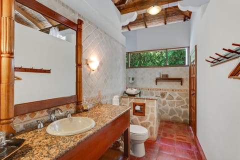 Jungle Suite | Bathroom | Shower, free toiletries, towels, shampoo