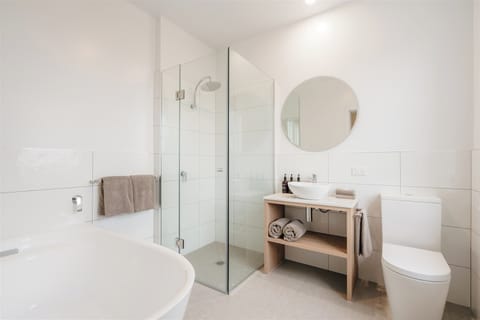 Superior Room, 1 King Bed, Bathtub, City View | Bathroom | Free toiletries, hair dryer, towels, soap