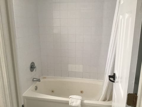 Single Room, 1 King Bed | Bathroom | Free toiletries, hair dryer, towels