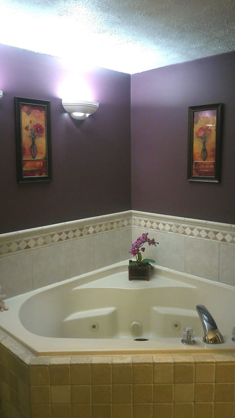 Standard Triple Room, Ensuite (Lavender ) | Indoor spa tub